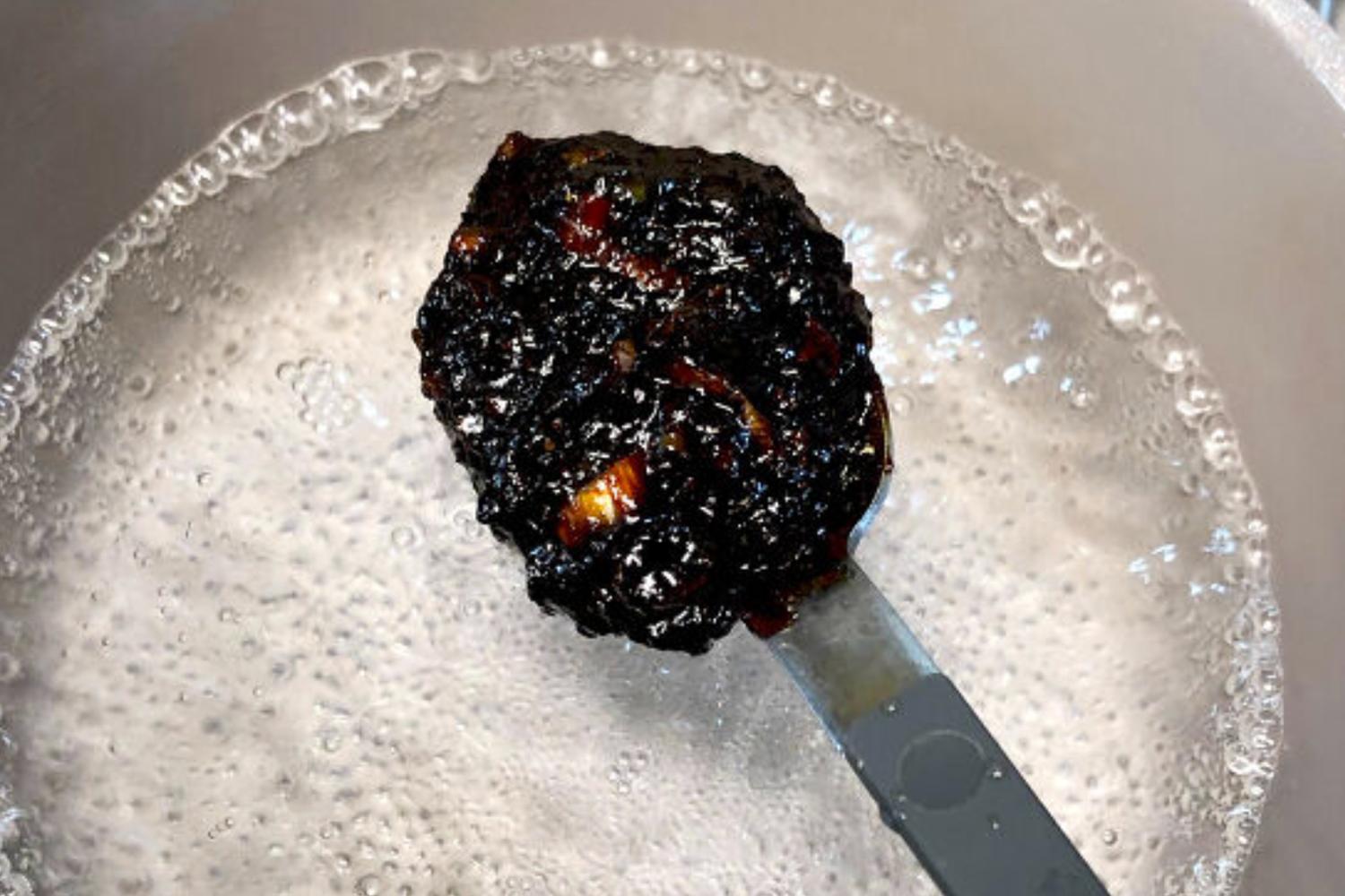 在燒開的水中加入香濃厚醬，混合韓國辣醬和炸醬的風味，成為麵條的重要步驟。