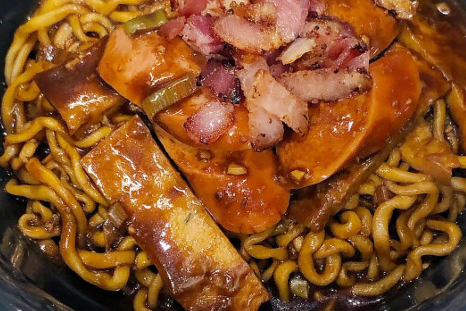 美味的韓國炸醬拉麵，搭配香辣醬汁和配菜，外觀誘人食慾。