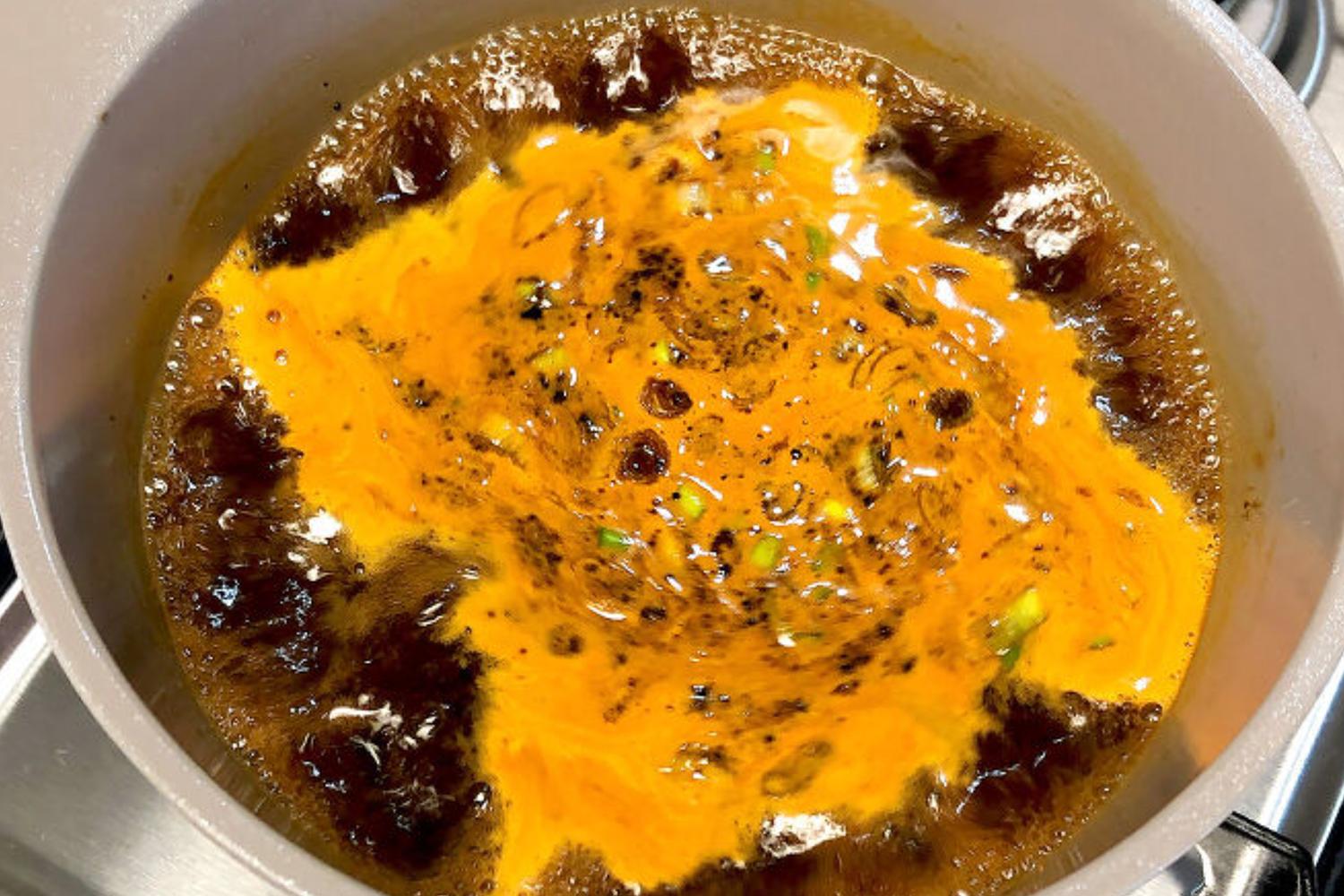 正在製作中的韓國新潮菜式，加入特製醬料攪拌以提升味道。