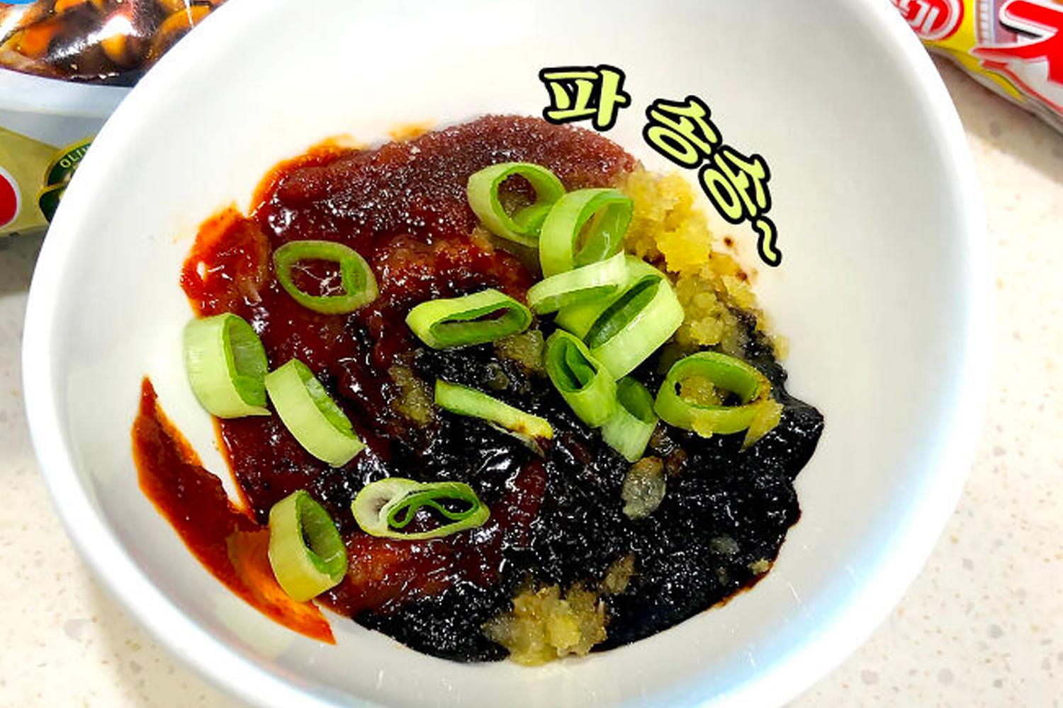 韓式新食法所需的調味料和配料組合，包括辣椒醬、炸醬和香葱，增添香辣風味。