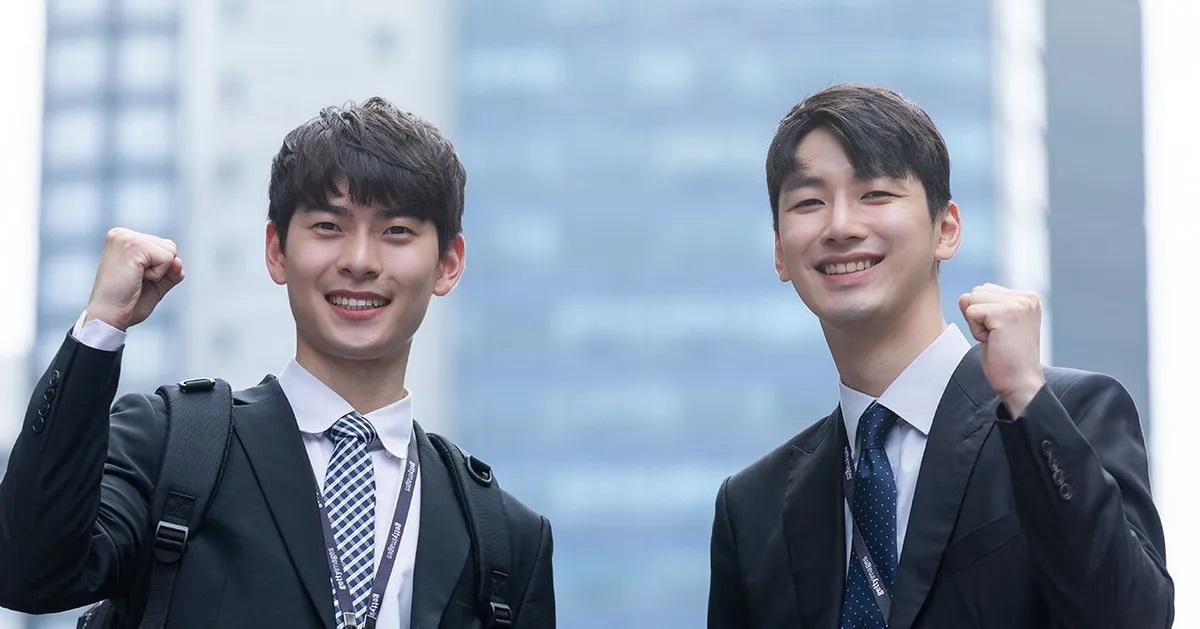 ชายทำงานในชุดสูท แสดงถึงความมุ่งมั่นในภาคธุรกิจหรือสถานที่ทำงาน