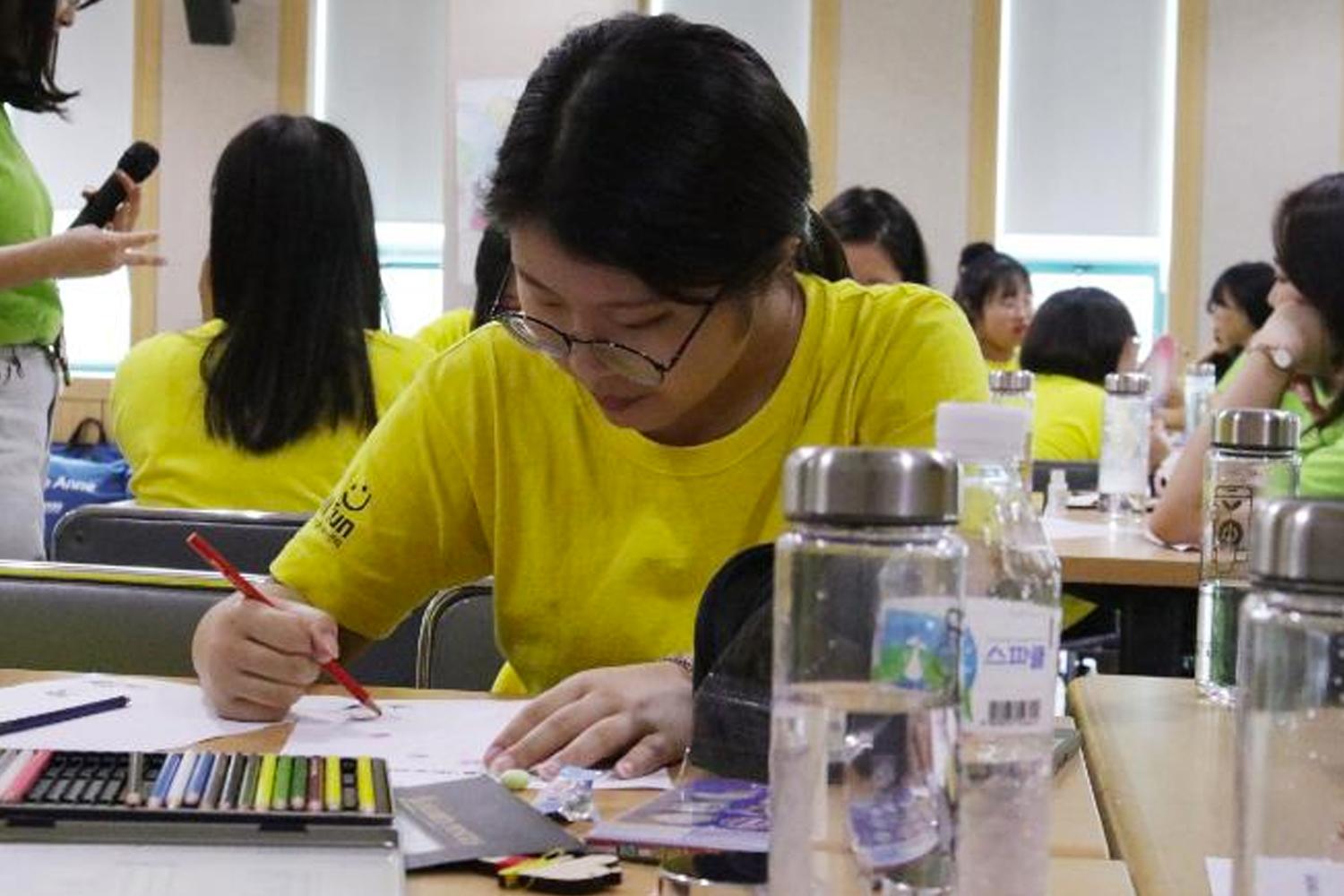 thiếu niên tham gia hoạt động trong trai cai nghiện điện thoại di dộng 