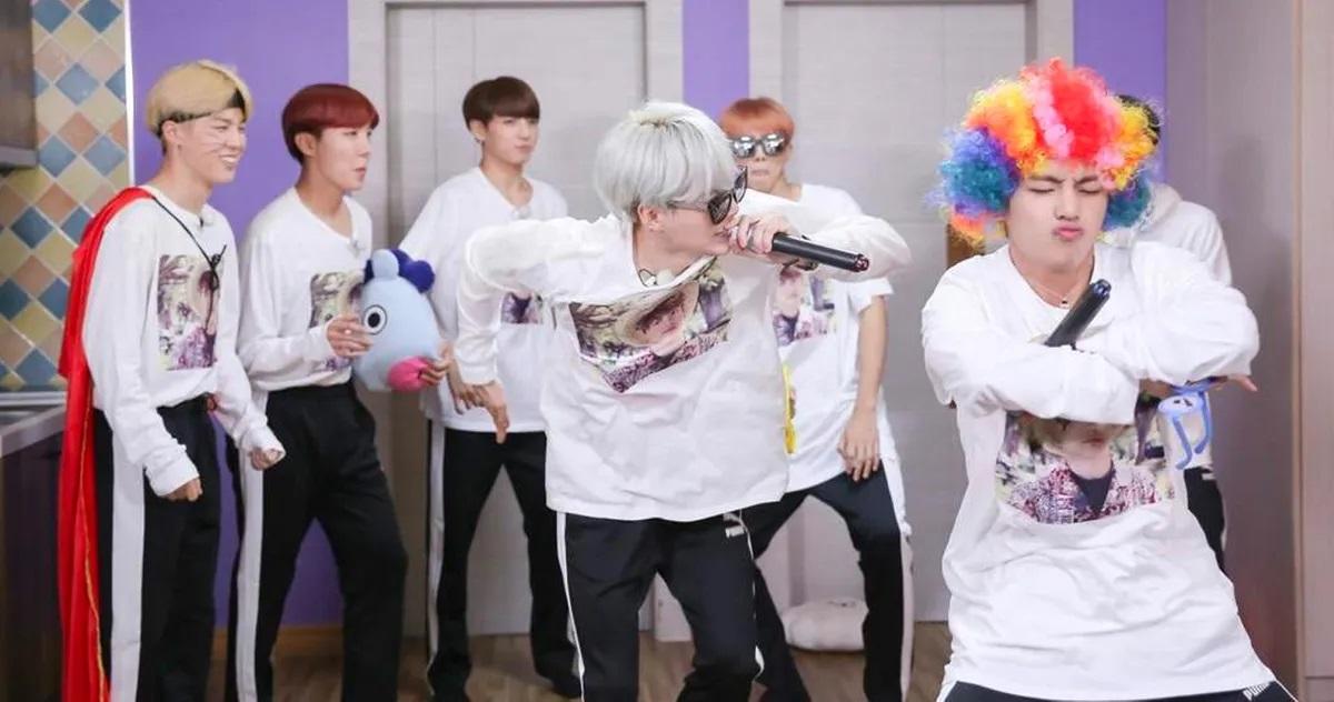 กลุ่มวัยรุ่นเคป๊อปสนุกกับกิจกรรมยามว่างภายในห้อง ส่งเสริมเรื่องการใช้เวลาปลอดโทรศัพท์เพื่อกิจกรรมที่สร้างสรรค์และมีสุขภาพดีในหมู่เยาวชน