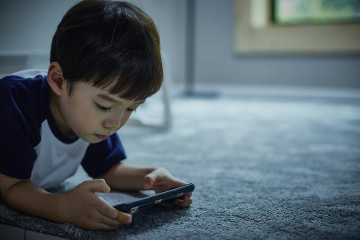 trẻ em hàn quốc nghiện điện thoại 