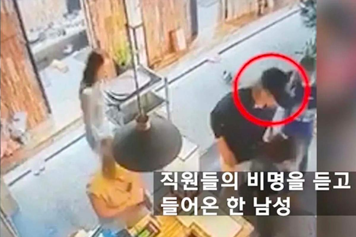 餐館內的監控畫面顯示廚房裡發生意外，有人暈倒在地。