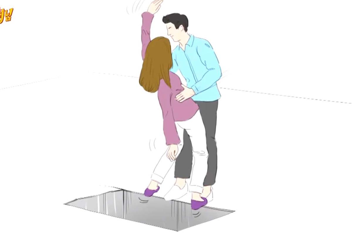 韓國畫風動畫展示姜鎬童幫助秀英從舞台跌落時刻。