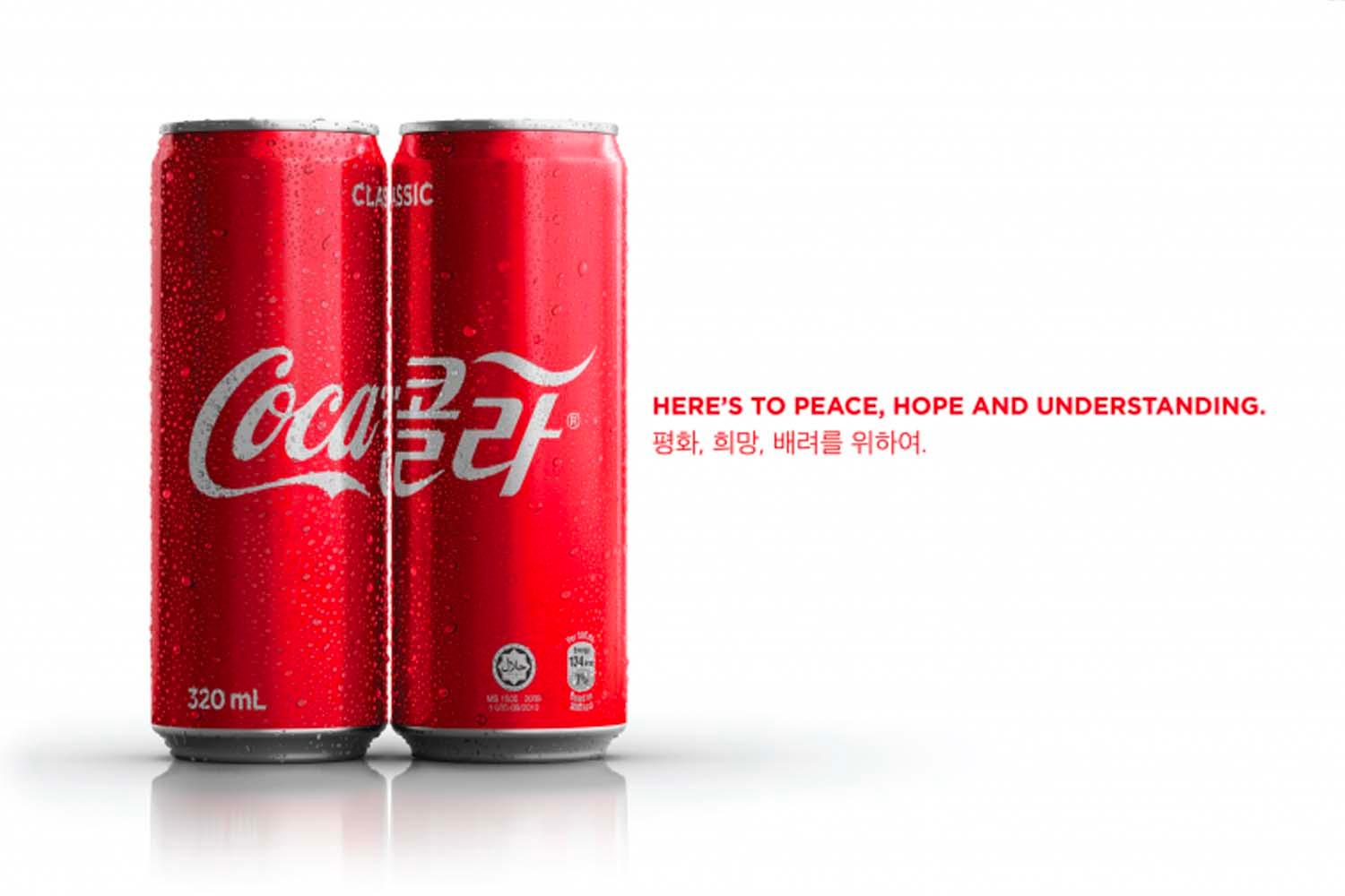 กระป๋องน้ำอัดลมสีแดงตราโคคา-โคล่าบนพื้นผิวสีขาวสะอาดสำหรับโปรโมท