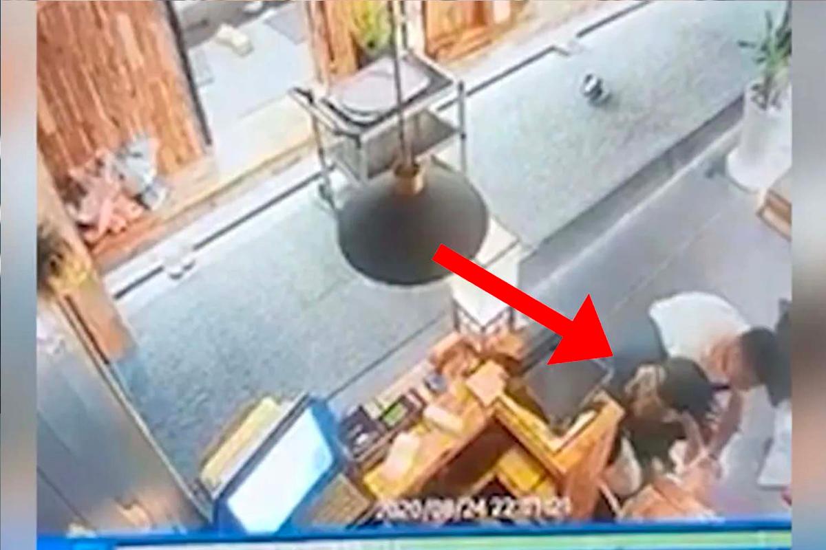 餐館內的急救畫面，數人在協力搶救因意外倒地的廚師，地面一個小圓圈標示位置。