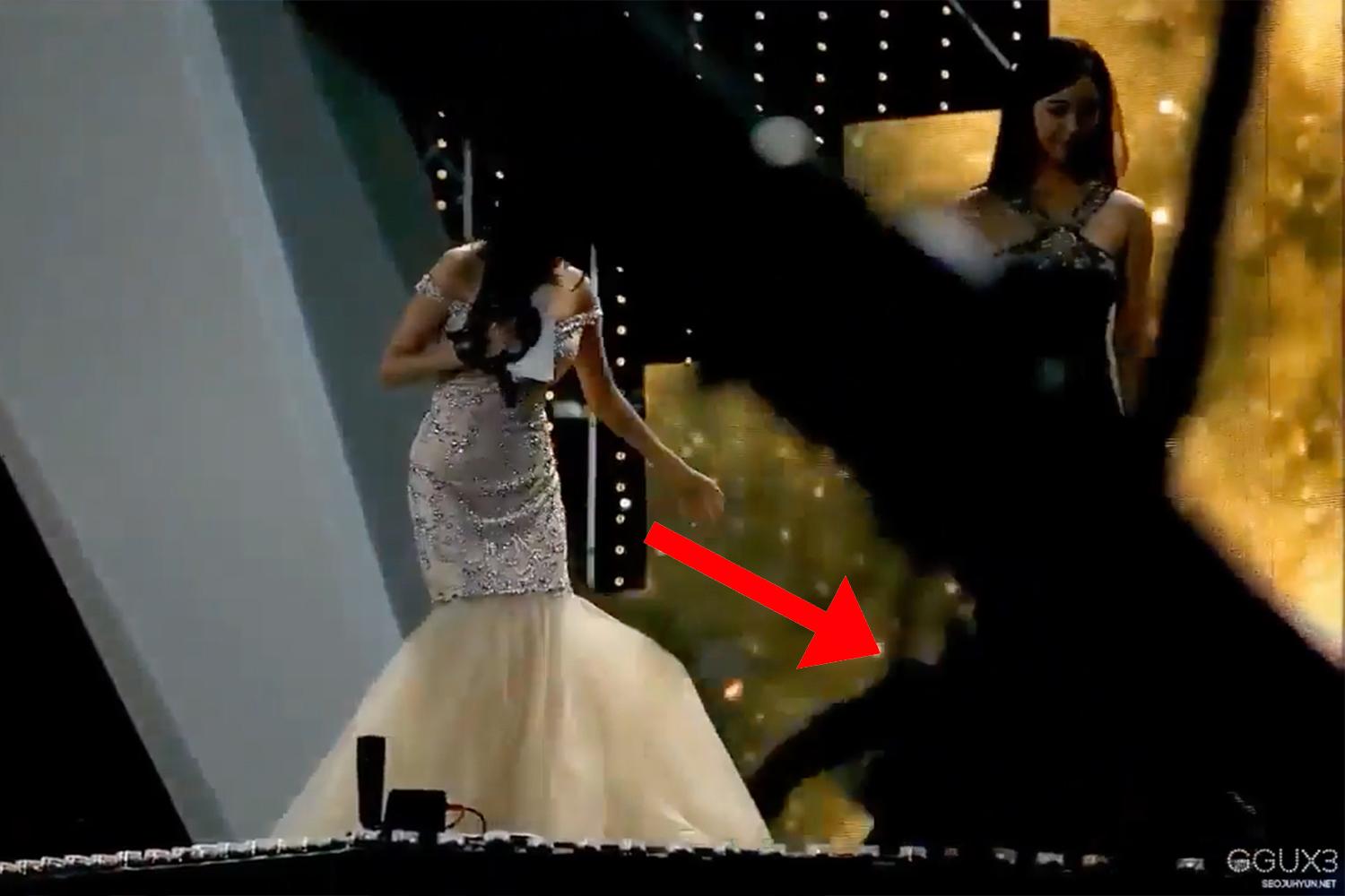 ภาพช่วงเวลาหลังจากพิธีกรตกจากเวทีขณะกำลังประกาศในงานอีเวนต์หนึ่ง