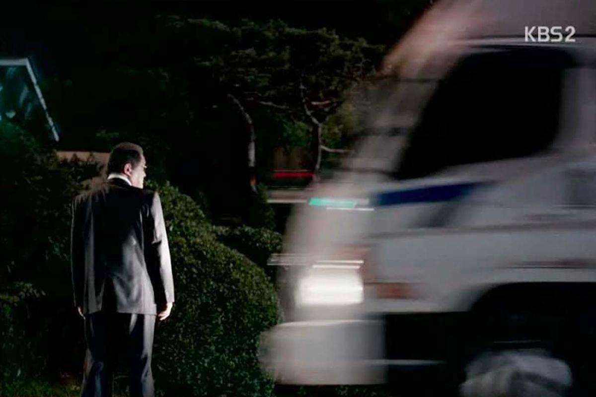 截圖顯示劇中的事故，李伊庚出現在危急的道路情況中，背景是一輛快速行駛的車輛。