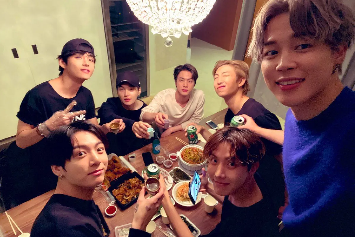 ภาพการเต้นที่มีสดใสของกลุ่มศิลปินหญิงในเพลงฮิตหนึ่งที่โด่งดังที่สุดของเกาหลี