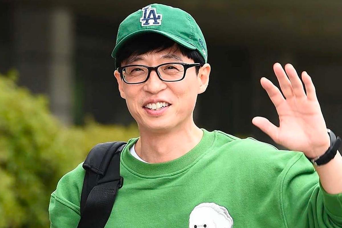 韓國綜藝節目主持人，穿著綠色服裝，微笑向觀眾揮手。