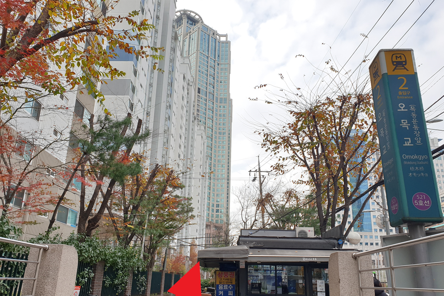 室內攝影場景，展示一對對話的年輕人，環境充滿了創意和文化氣息。