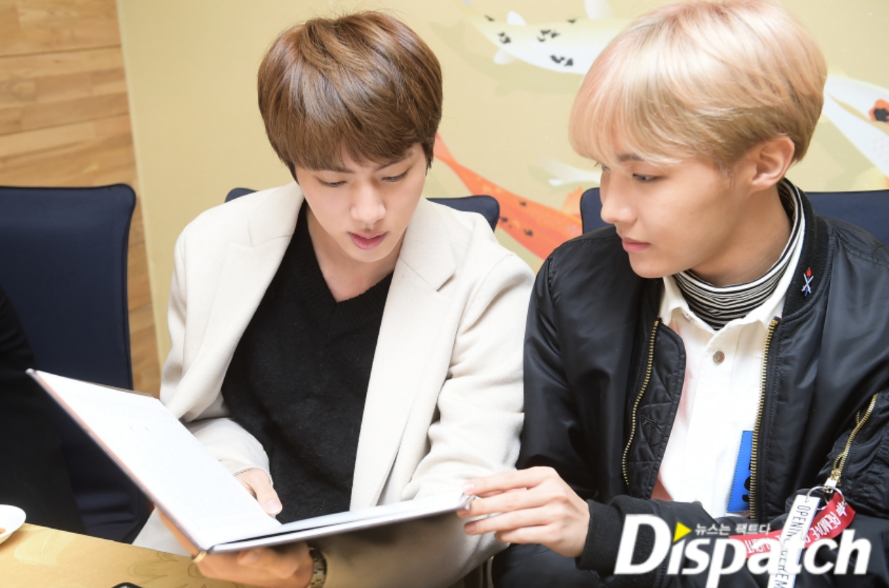 bts Mitglieder sehen sich das Menü des chinesischen Restaurants an Jungkooks Abschlusstag an