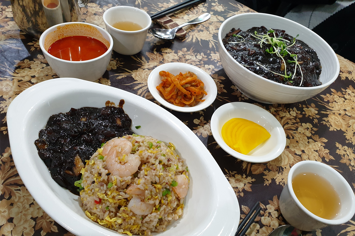 韓國著名藝人，身穿時尚服飾，展示出流行風格。