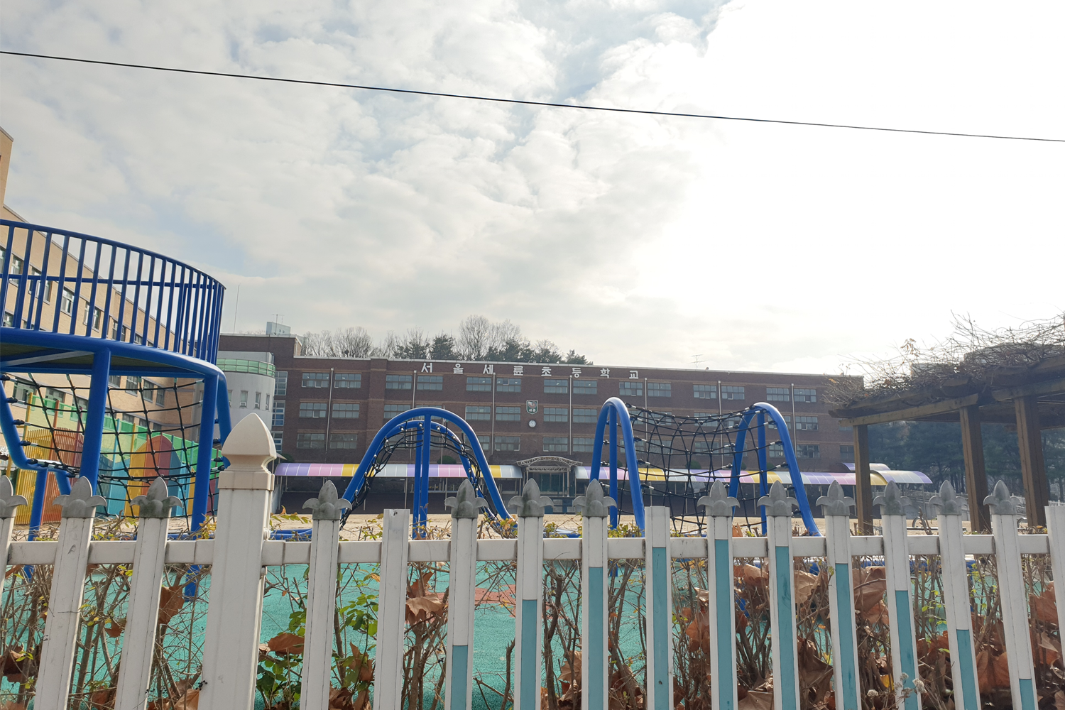 位於首爾松坡區的世輪小學，全景風光明媚，展現出學校的悠閒氛圍。