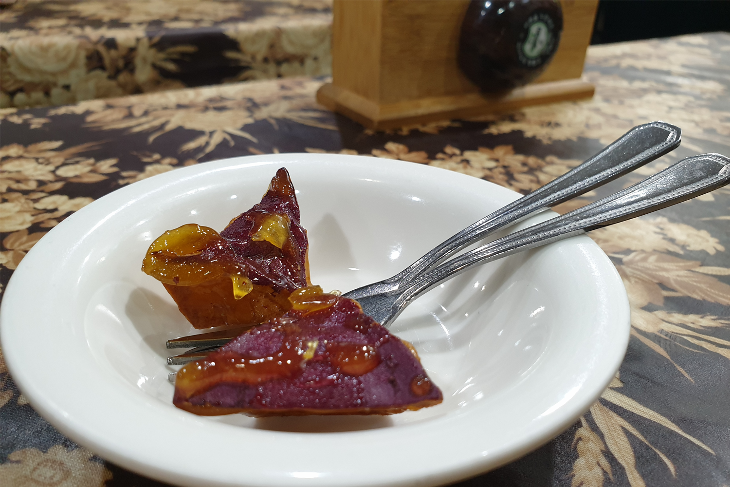 商店櫥窗裡時裝擺設，每件衣服展示出獨特的魅力和個性。