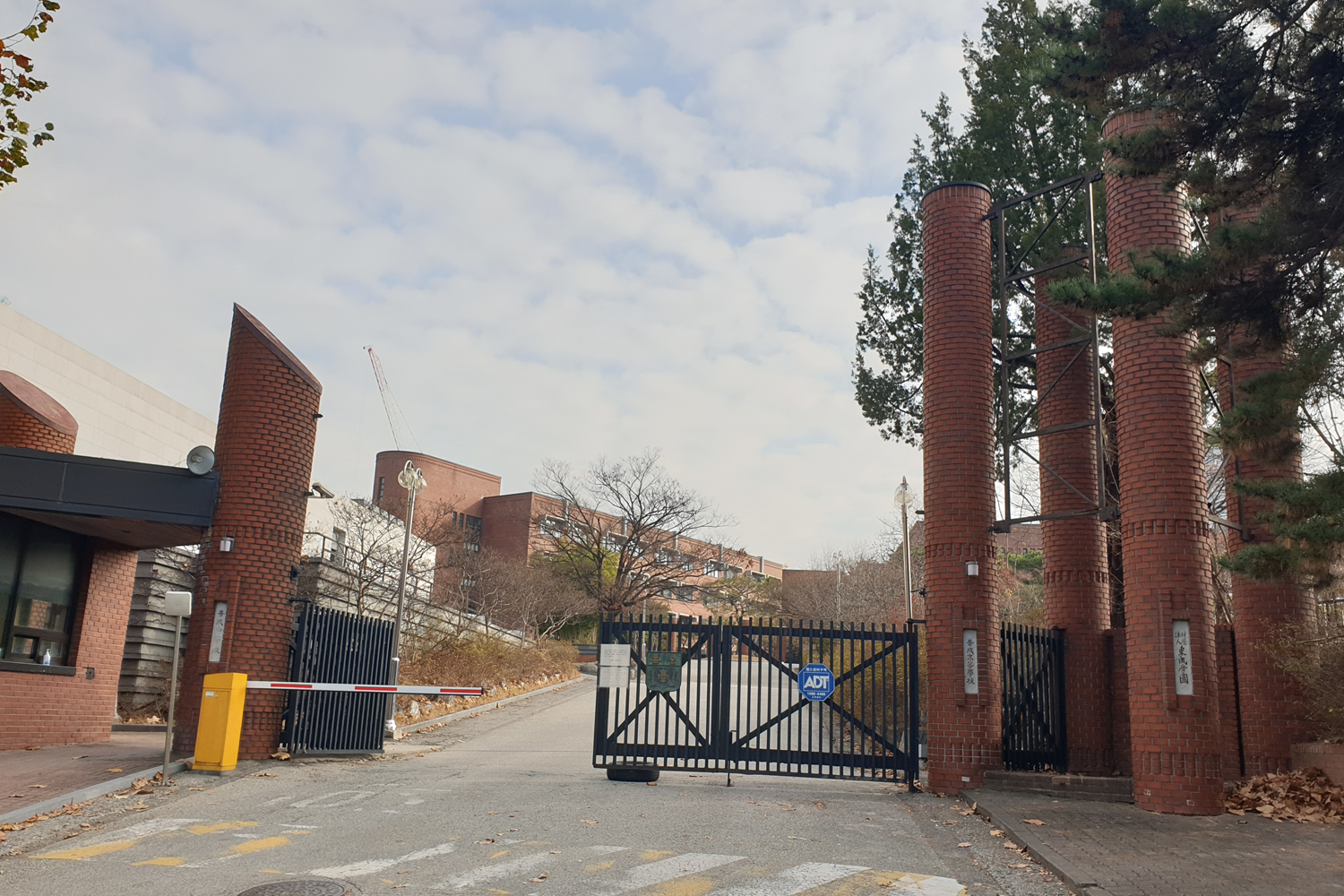 位於首爾松坡區的普成中學，高大的建築讓人留下深刻印象。