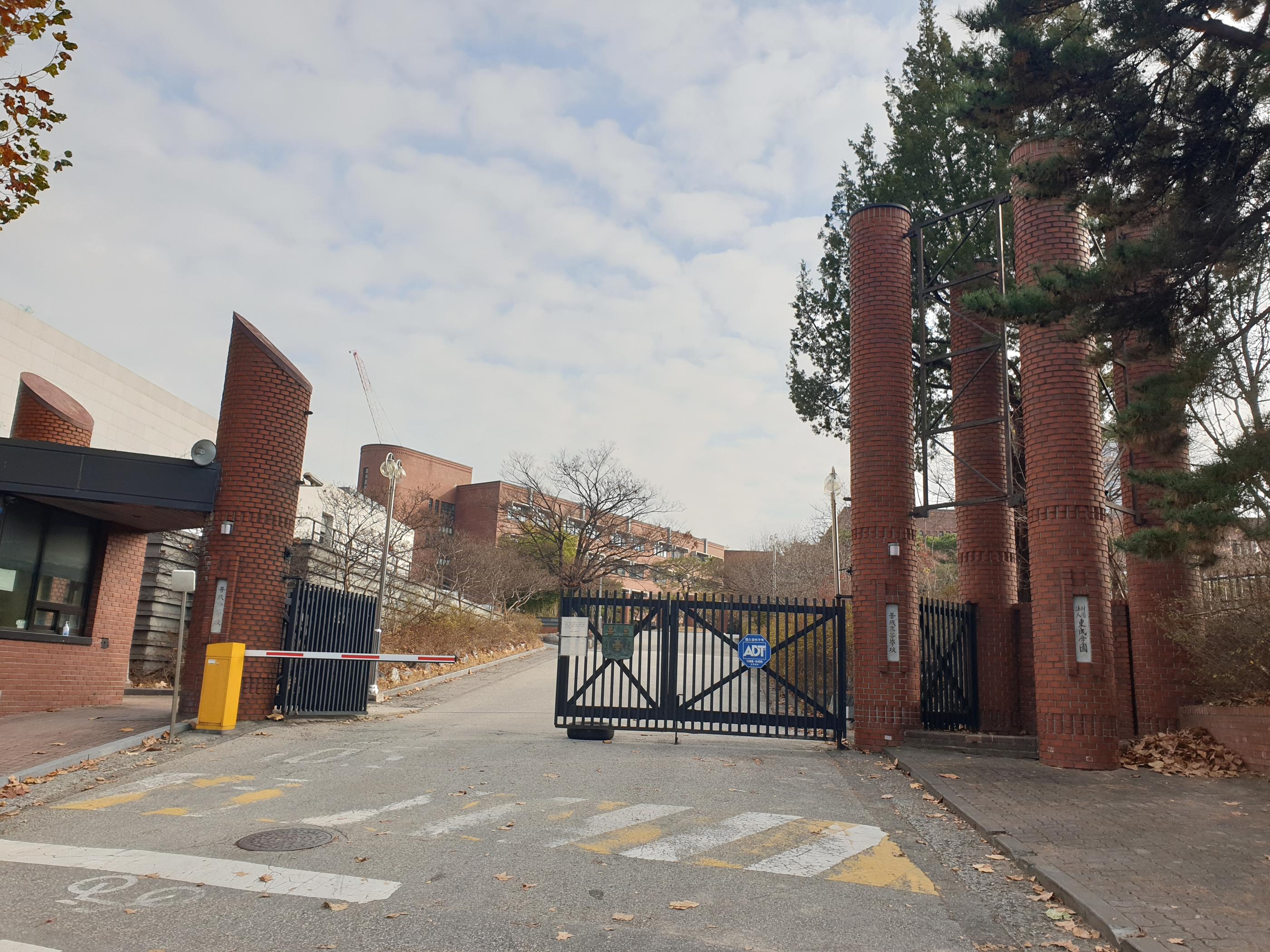 the main gate to posung middle and high school in seoul