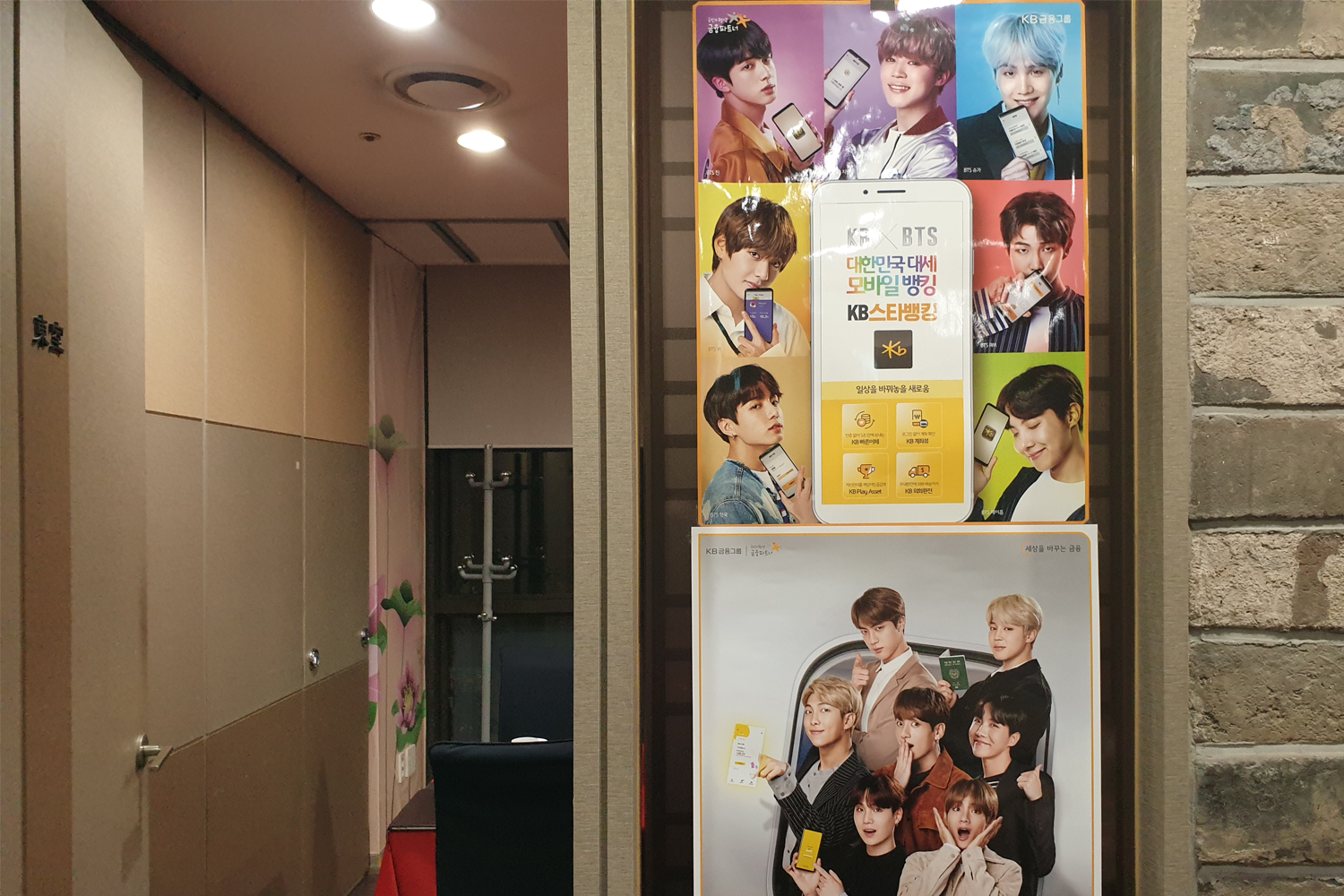 東天紅中華料理餐廳的宴會包間，排列整齊的餐桌讓人感到溫馨和舒適。