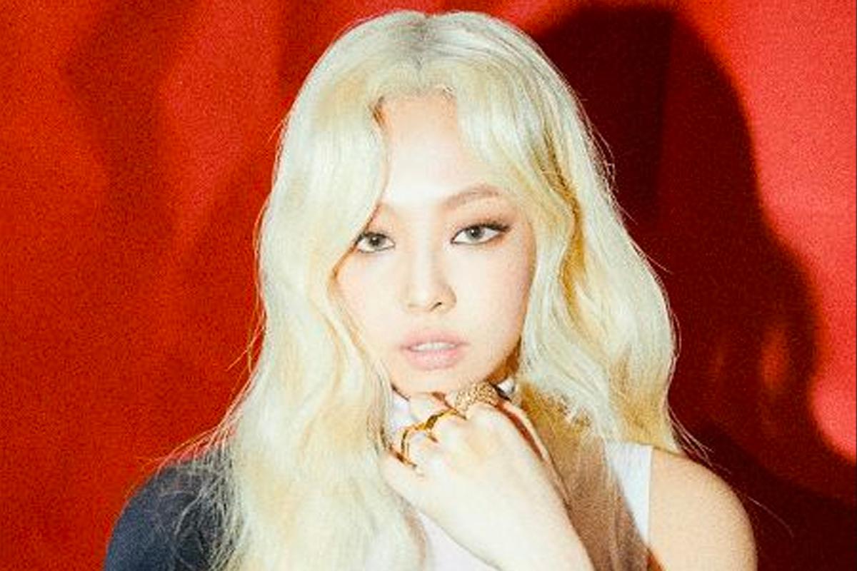 柔理坐在紅色背景前，展現金色長髮與精緻細節