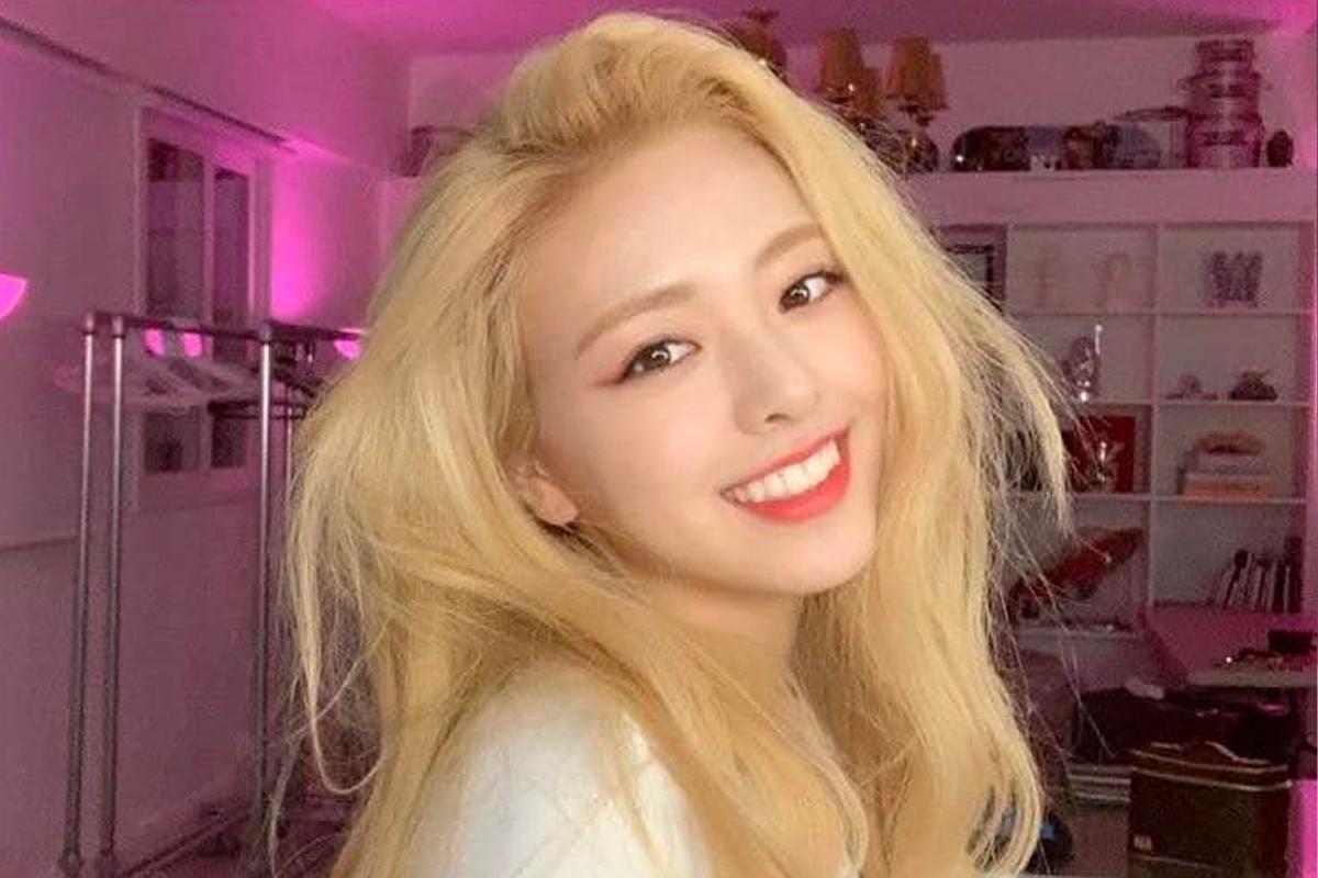 柔理在室內展示一頭金色長髮，背景是浪漫的燈光佈置