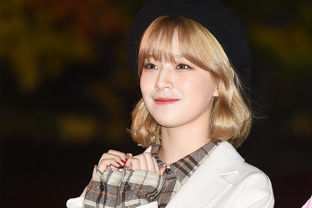 柔理穿著格子襯衫和白色大衣，充滿秋日氣息