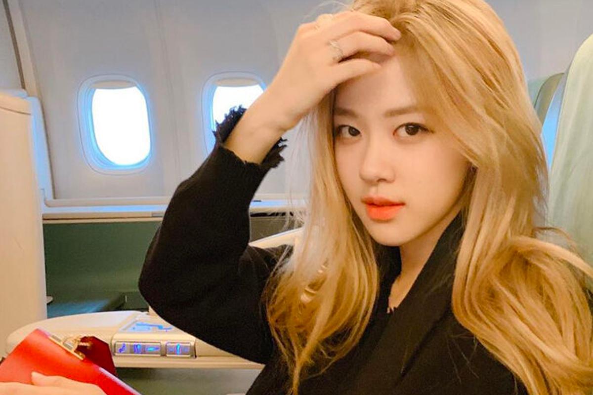 柔理坐在飛機上，低調休憩，打造成熟風範