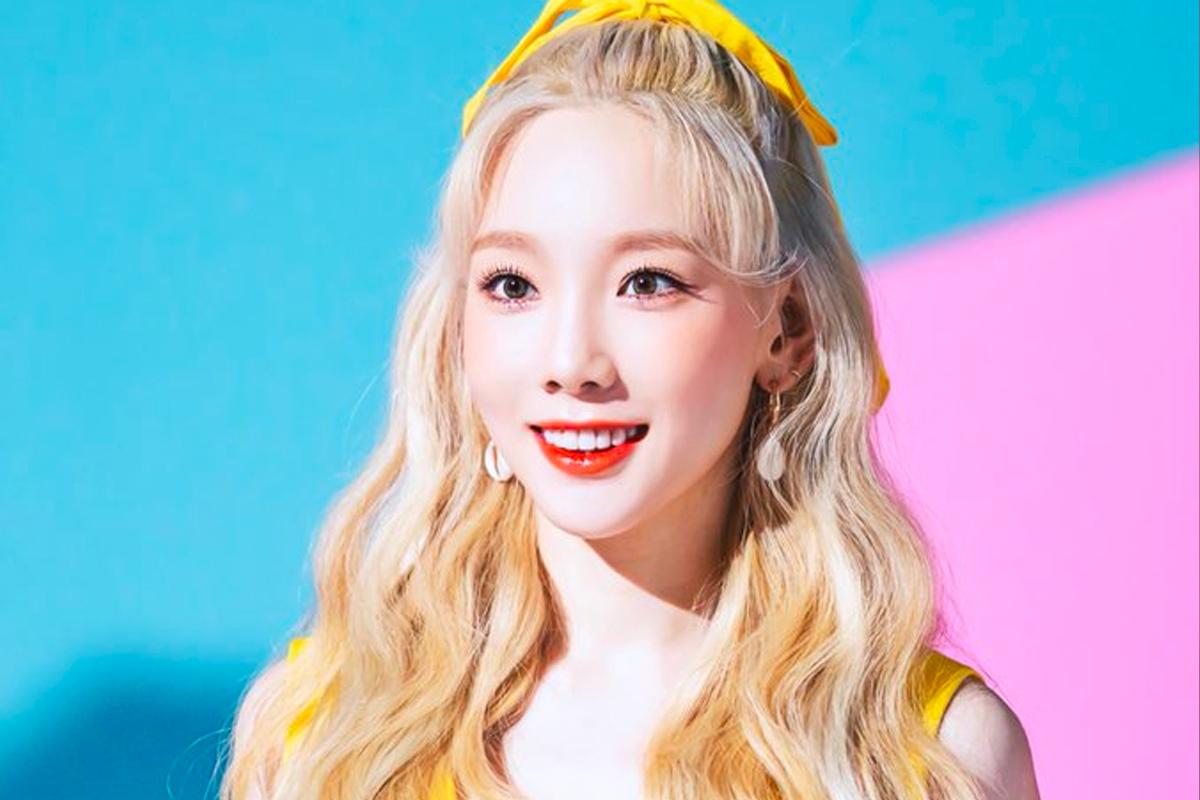 柔理穿著黃色連衣裙，背景是藍色和粉紅色的對比