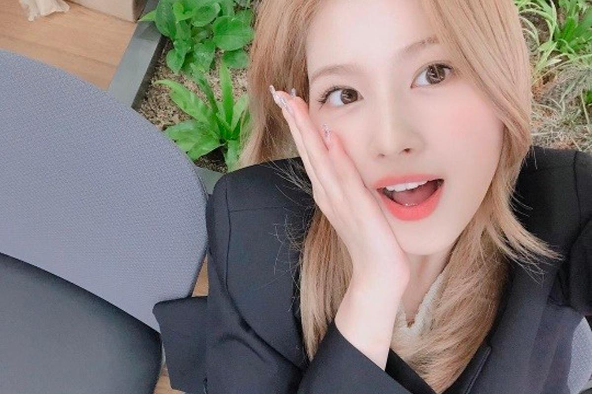 柔理在座椅旁拍攝自拍，展現時尚魅力