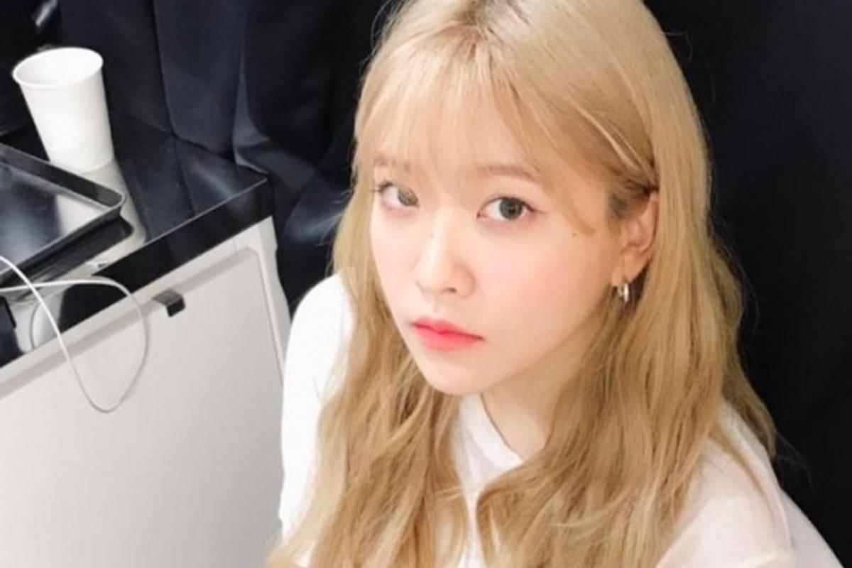 柔理在化妝間拍攝自拍，展露自然神態