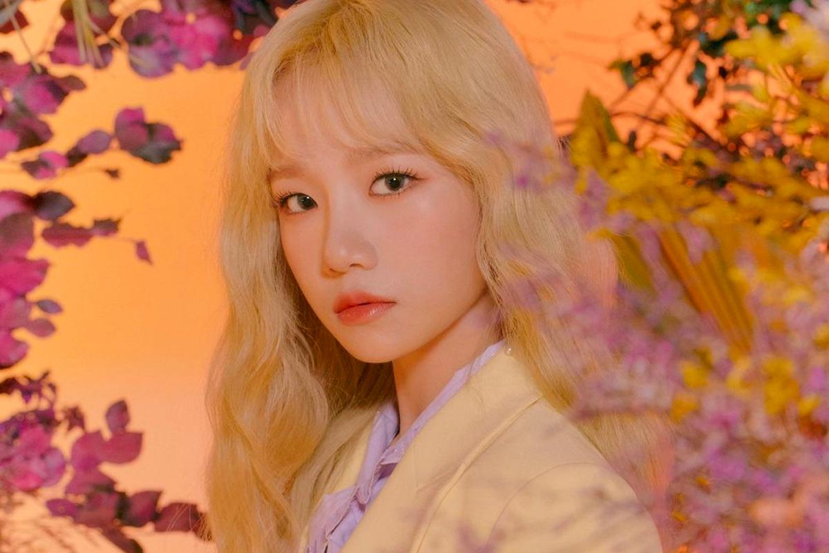 柔理坐在鮮花簇擁中，氛圍夢幻而浪漫