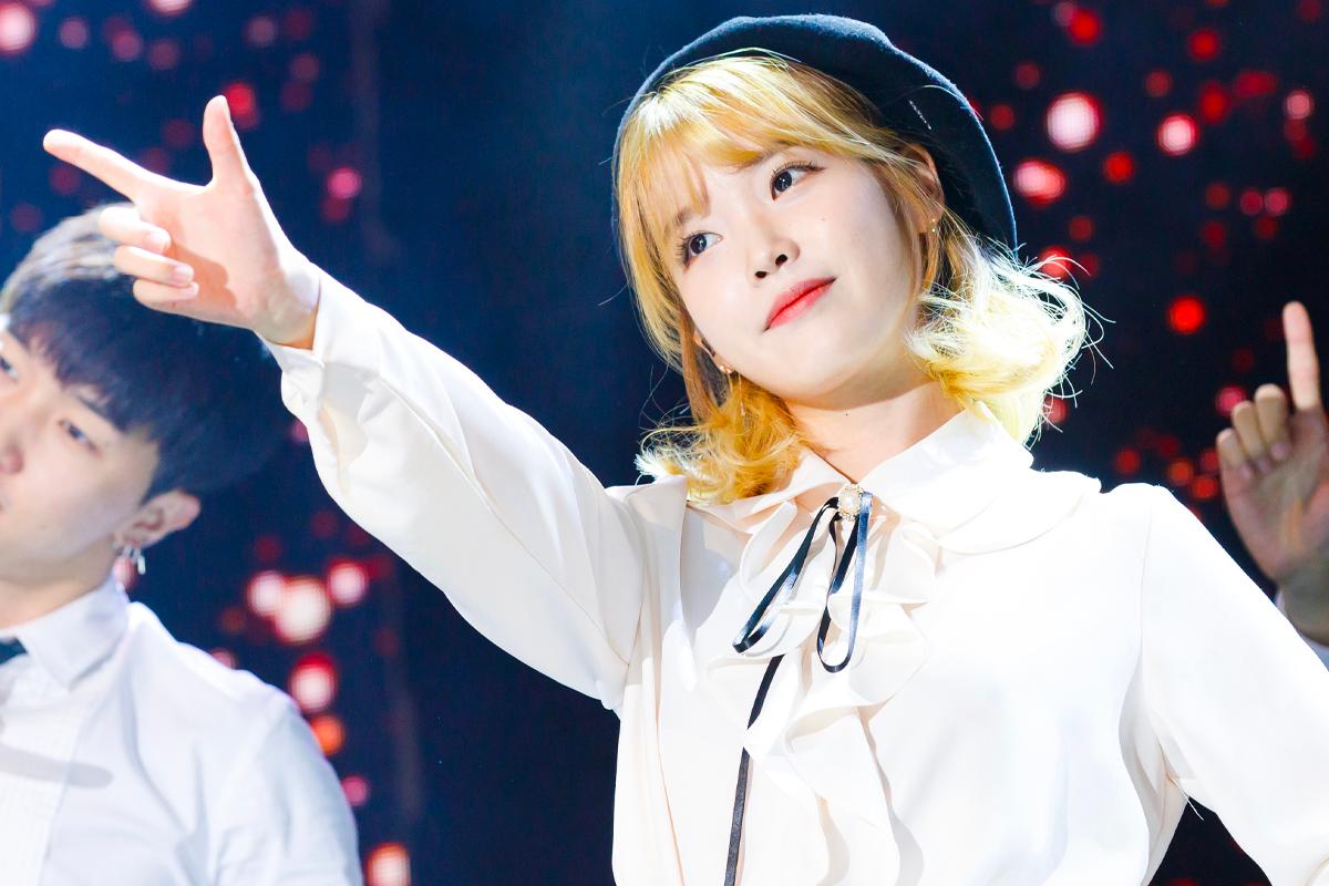 柔理表演時穿著白色襯衫，搭配黑色帽子，神態專注