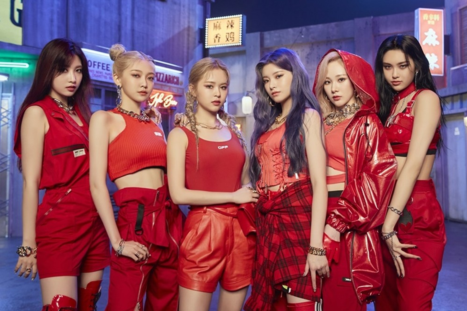 香港名為Dispatch的雜誌封面圖片，展示了多人聚會情境，背景中展示了鮮豔的燈光和標誌。