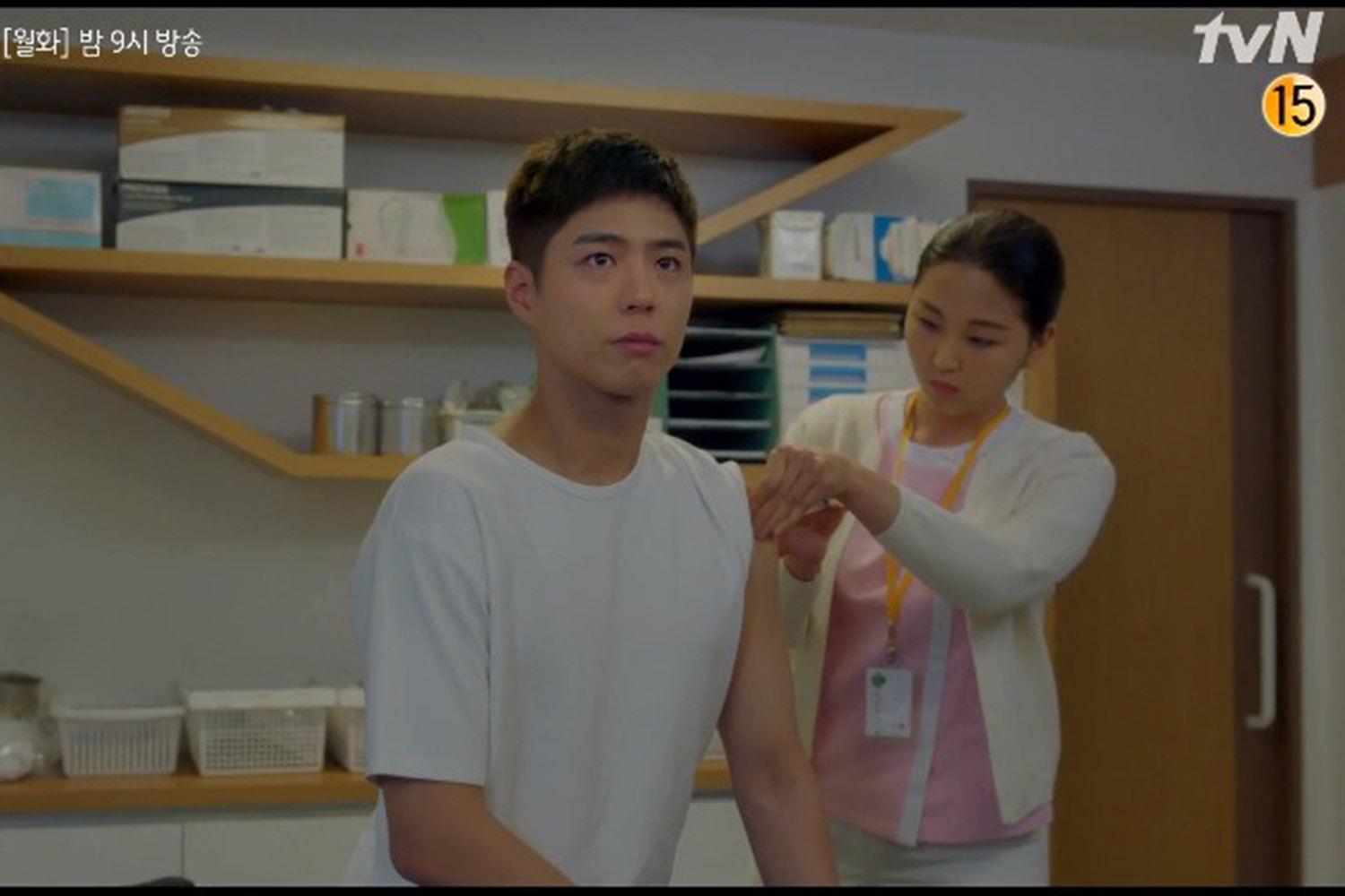 ชายหนุ่มเกาหลีได้รับการฉีดวัคซีน HPV ในโรงพยาบาลที่เกาหลีใต้ ซึ่งแสดงให้เห็นถึงความตระหนักด้านสุขภาพของผู้ชายเกาหลี