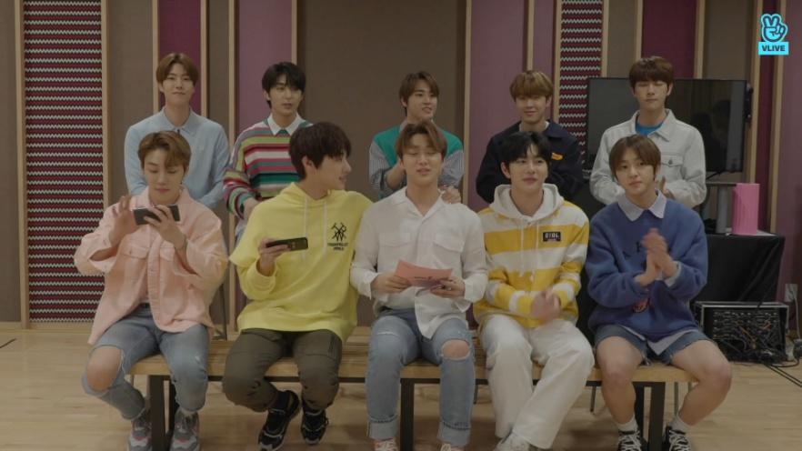 กลุ่มคนหนุ่มสาวนั่งในห้องซ้อมสวมเสื้อผ้าสีสันสดใสกับแฟชั่นเกาหลีที่ติดตามกระแสใหม่ๆ