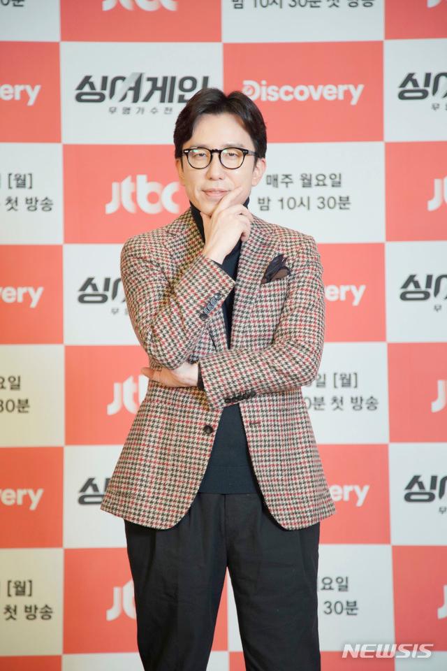 韓国のバラエティ番組『ユ·ヒヨルのスケッチブック』のMCである、チェック柄のジャケットを着た男性のポートレート