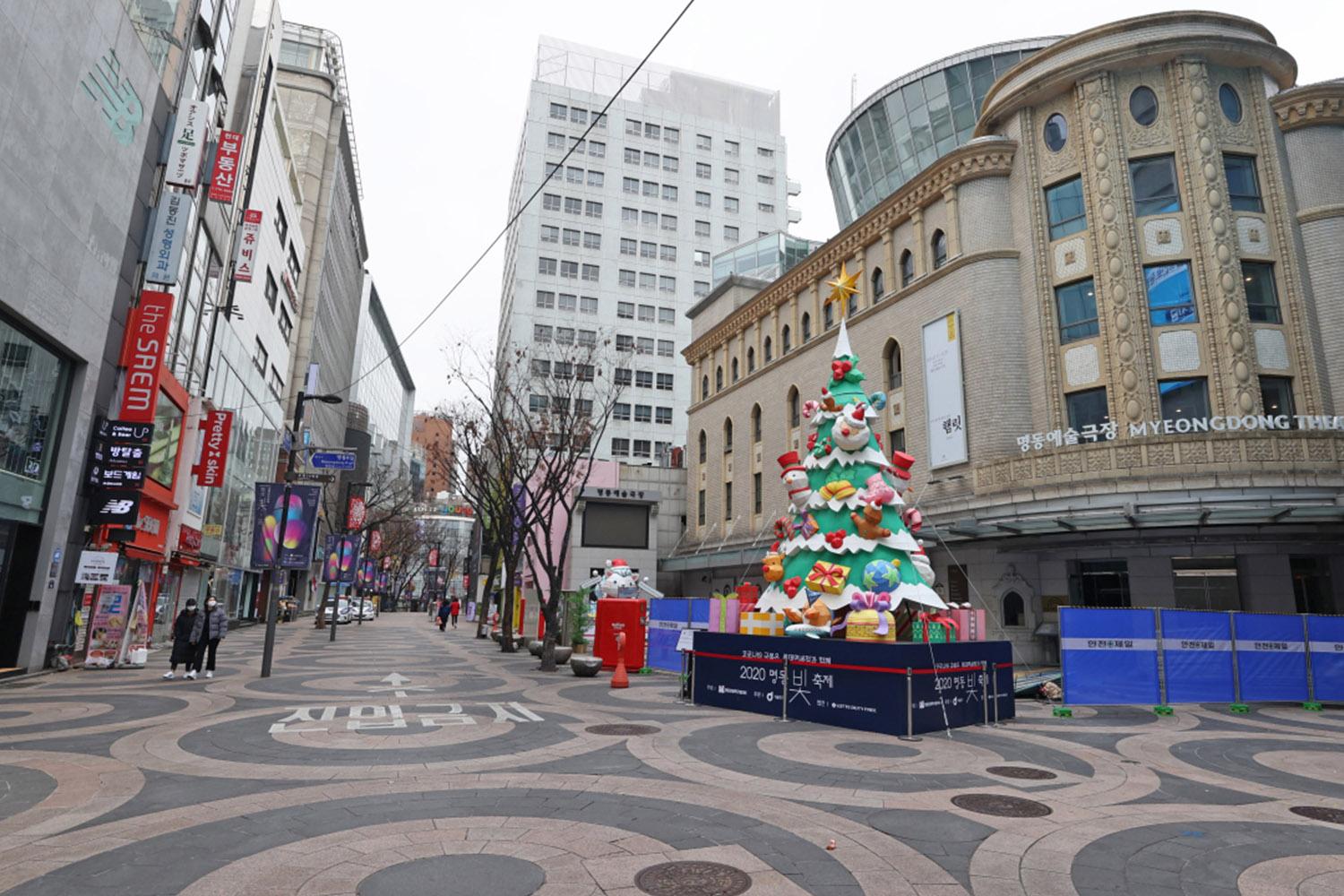 บรรยากาศยามเช้าเงียบสงบของถนนเมียงดง ประเทศเกาหลีใต้ในช่วงเทศกาลคริสต์มาส พร้อมด้วยมาตรการป้องกันโควิด-19