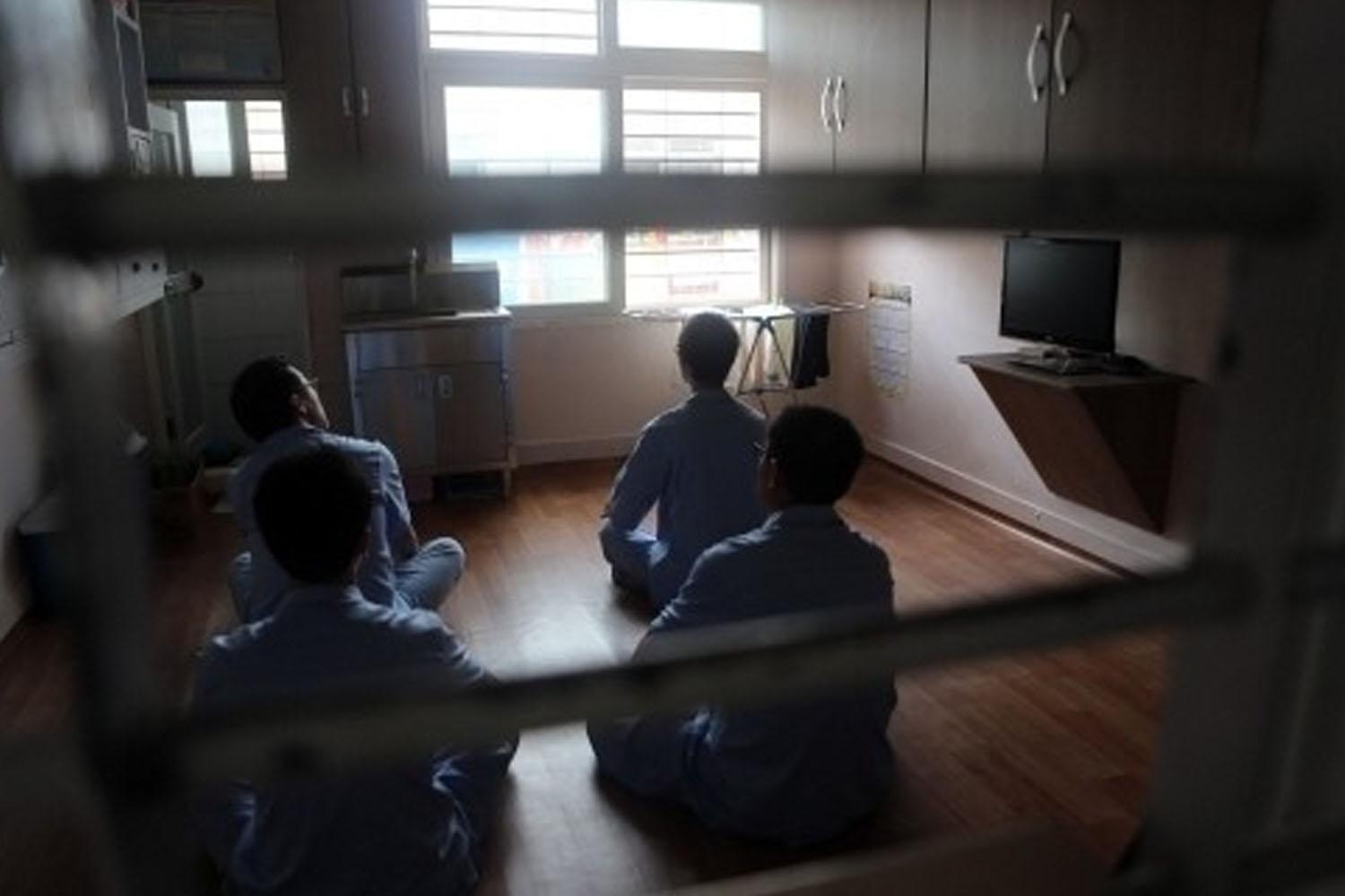 ภาพของห้องพักในเกาหลีใต้ที่มีคนสวมชุดผู้ต้องขังสะท้อนถึงการถูกจับกุมของแรงงานต่างชาติผิดกฎหมายในเกาหลีใต้