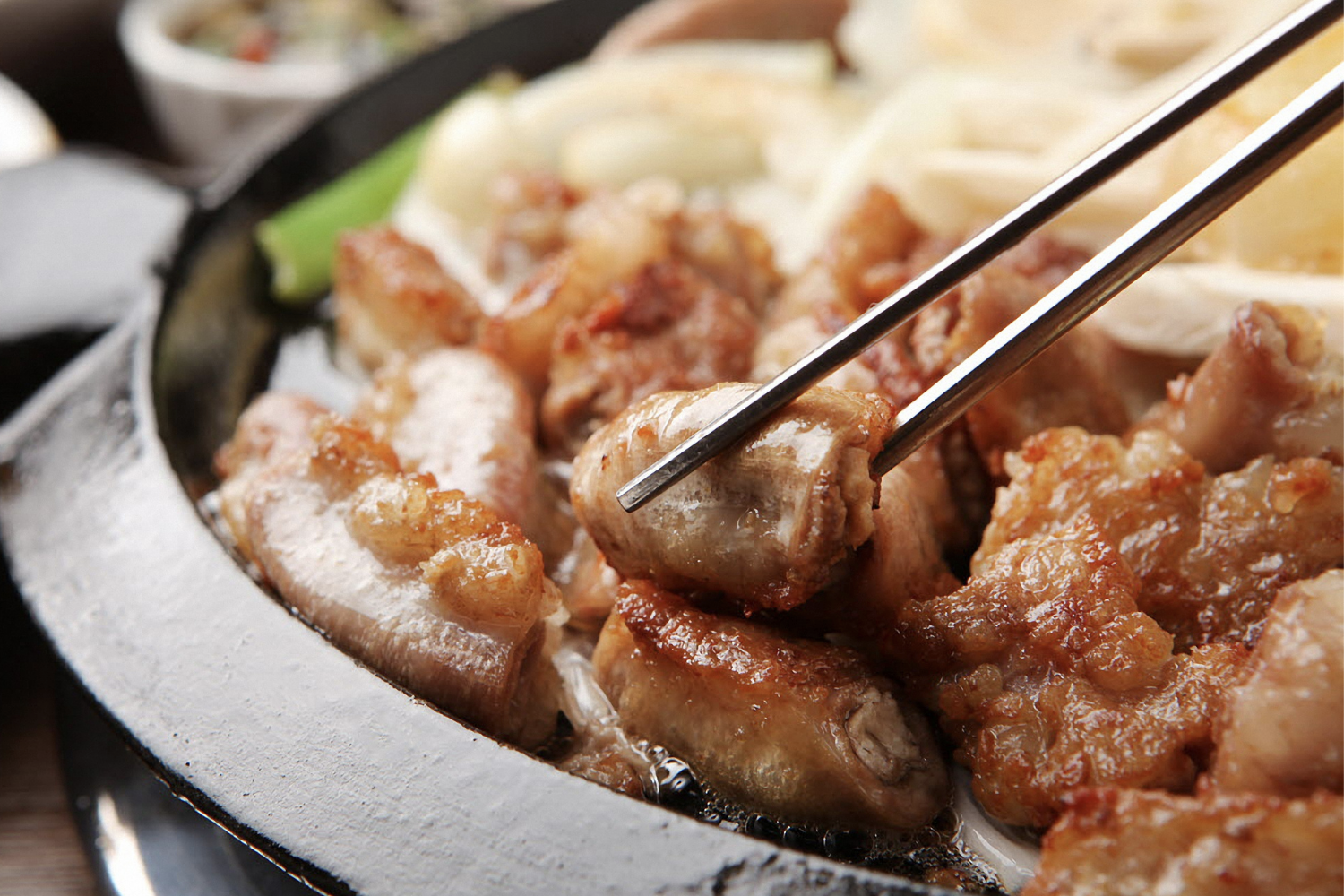 韓國“곱창”小腸，搭配芝麻葉和洋葱，經典韓式燒烤美食。