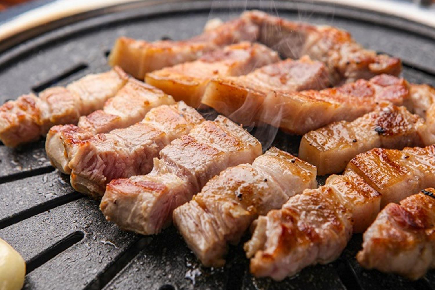 เมนูแรกที่พลาดไม่ได้คือ ซัมกยอบซัลหรือหมูสามชั้นนั้นเองค่ะ