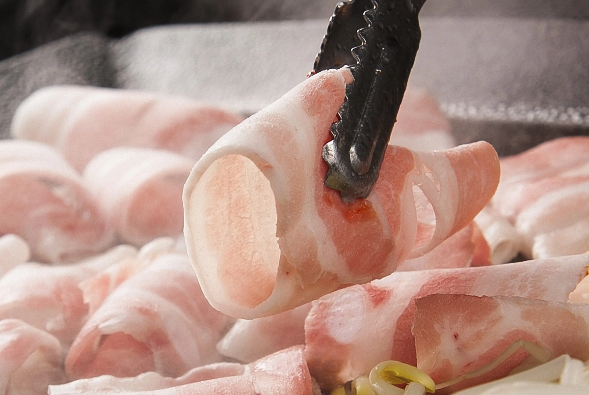 薄くスライスされたテペサムギョプサル、韓国で人気の焼肉メニュー。薄切りの豚バラ肉が香ばしい焼き加減で、軽やかな食感が楽しめます。