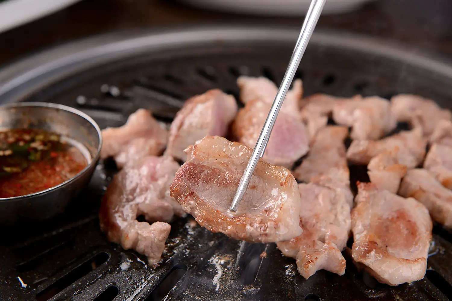 モクサルと背肉の間にある韓国のカブリサル。最も柔らかく高級な豚肉の一部位で、焼きすぎないように食べると絶品の味が楽しめます。