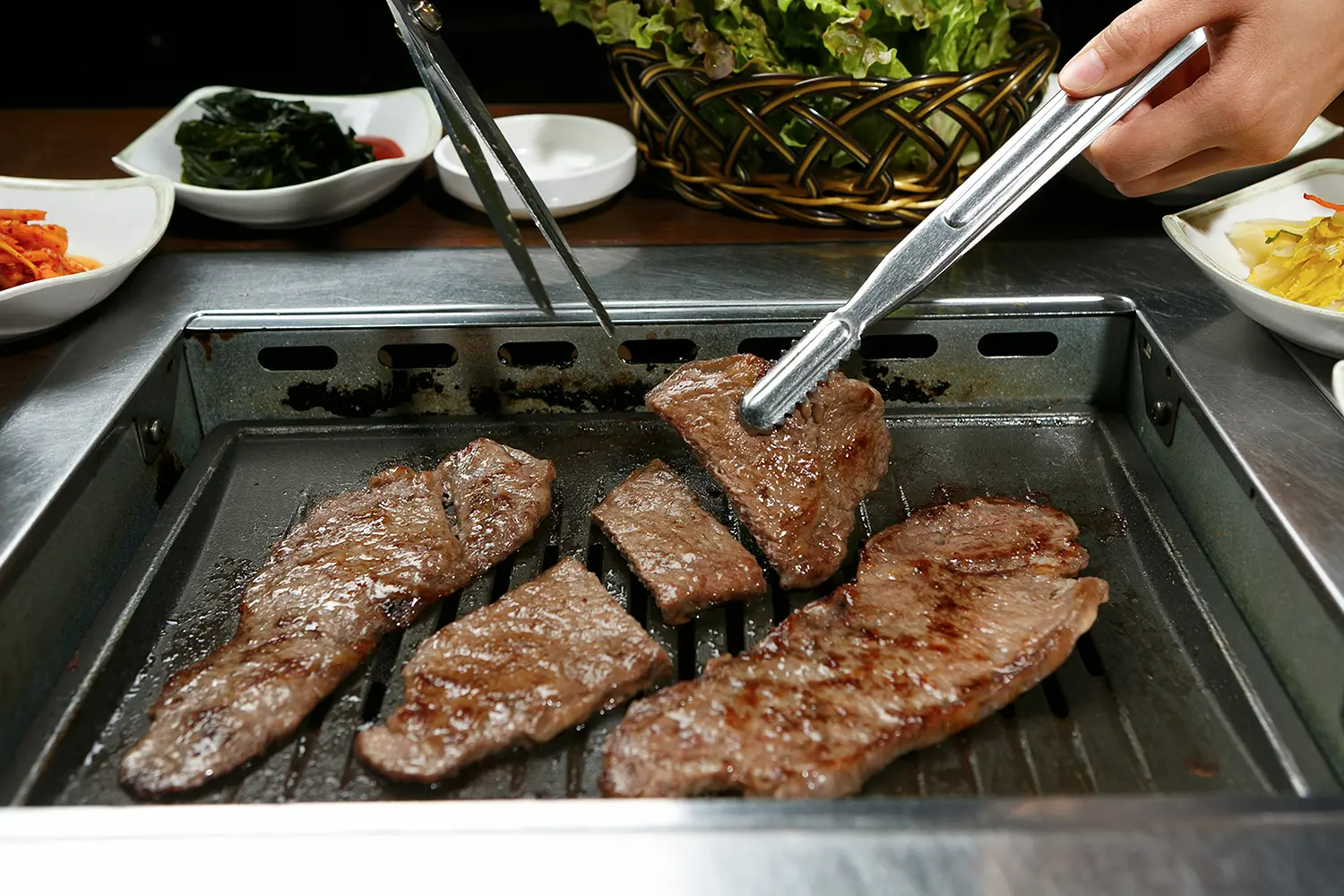 韓国特産のサルチサル、脂がたっぷりと霜降りの希少な部位。口の中でとろける牛肉のスライス。