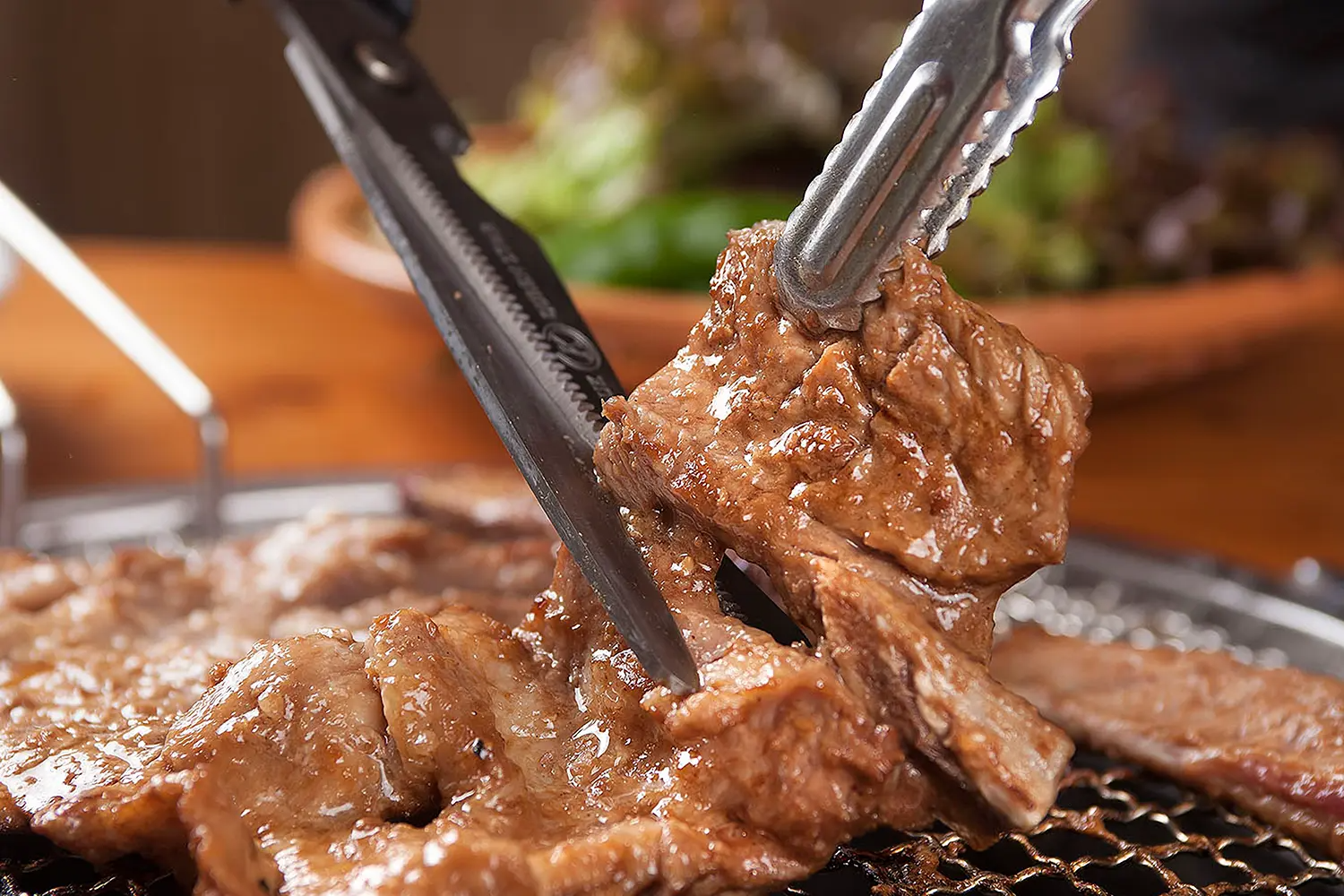 韓国カルビ、しょうゆベースのタレで味付けされた牛のあばら肉。香ばしい香りと柔らかい触感、甘いタレが絶品です。