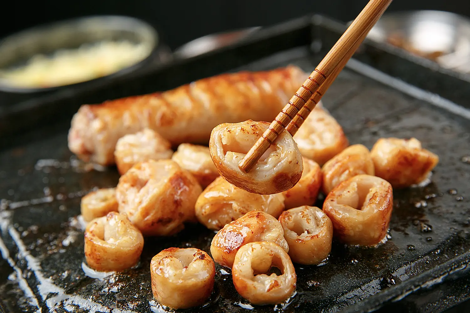 コプチャン、日本で一般的にホルモンと呼ばれる部位。弾力ある食感と濃厚な旨味が楽しめます。