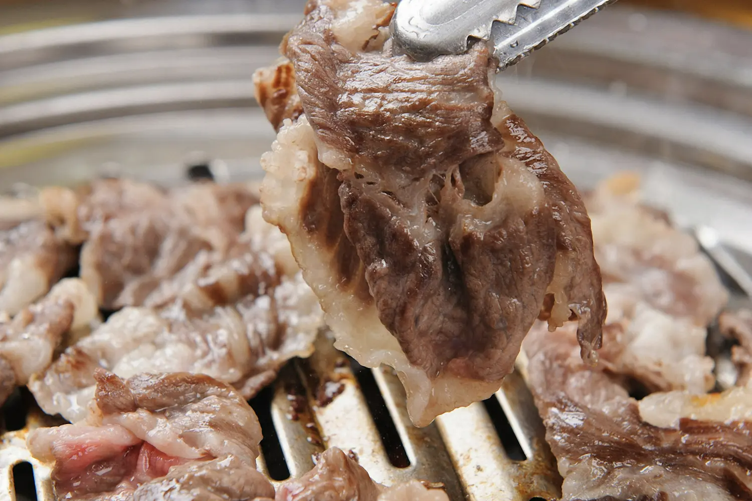 チャドルバギ、薄切りの脂肪が多い牛ばら肉。ジュワッとした脂が魅力で一度食べ始めたら止められないほど。