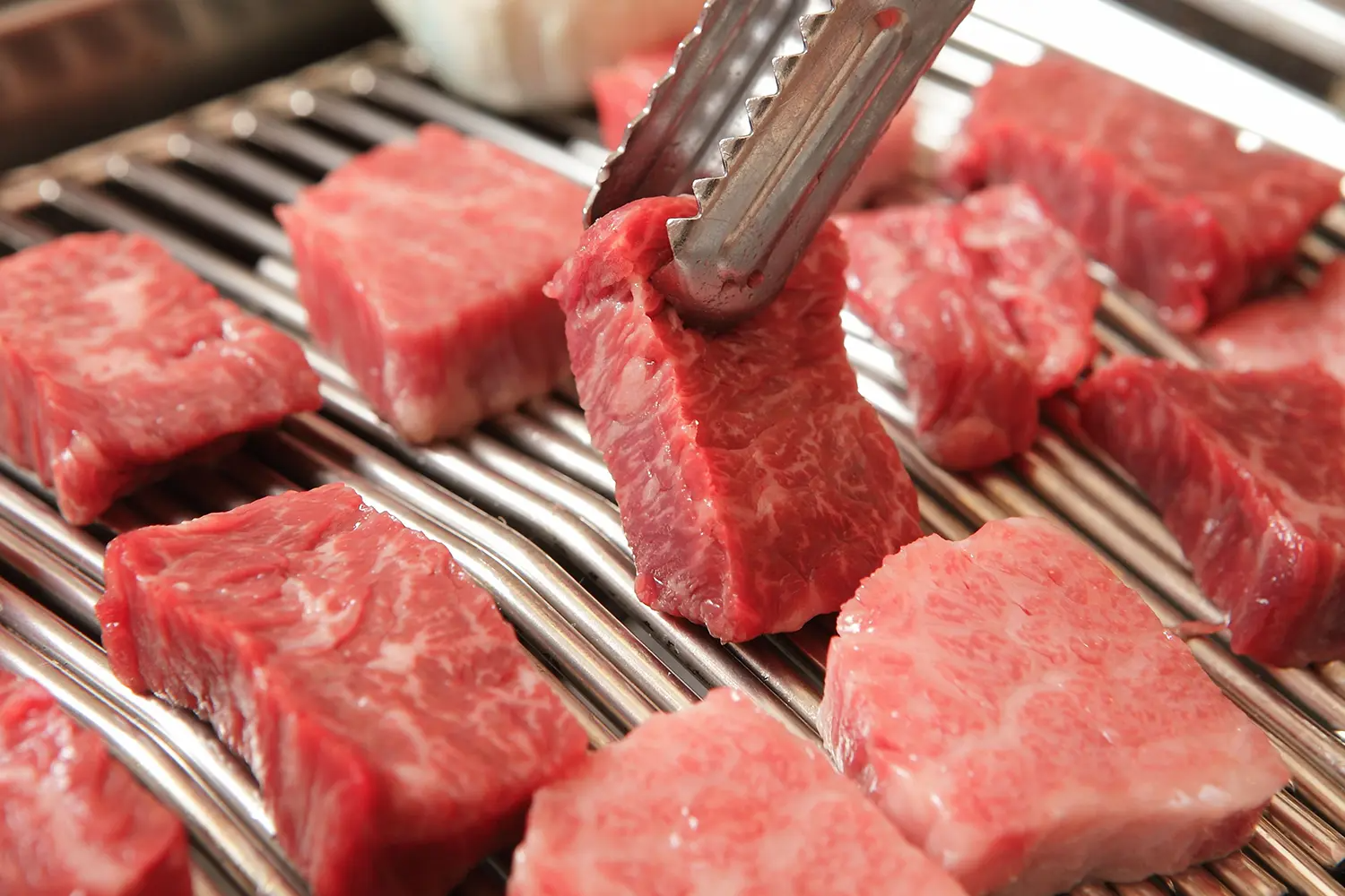 韓国の高級牛肉、韓牛（ハヌ）。限られた認証を受けたプレミアムな味わい。焼けた時の香りと味は格別です。