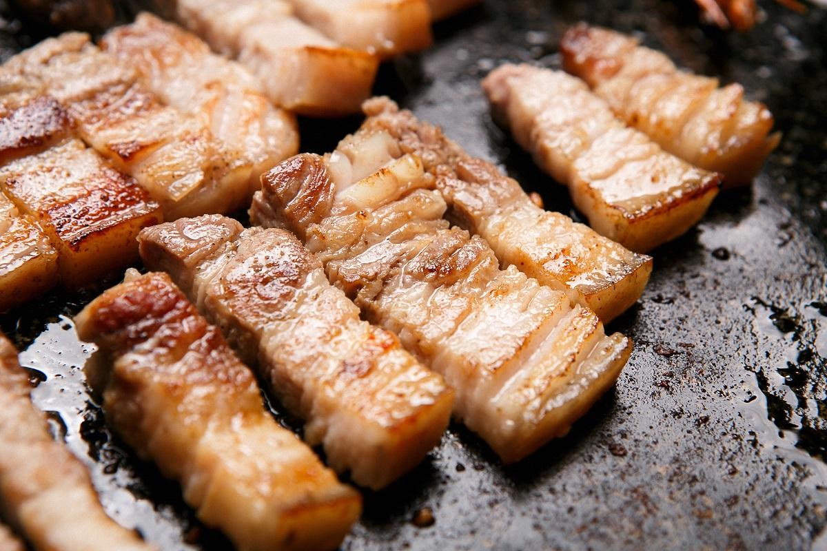 韓国の本格的なオギョプサル、豚の皮付きで五層のサムギョプサル。噛み応えのある食感が楽しめ、特に済州産のお肉がおすすめです。