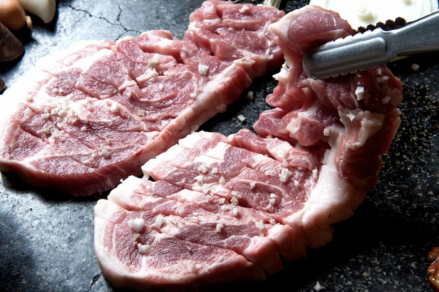 韓国焼肉の定番、モクサル（豚肩肉）。脂肪が少なく、味が濃厚なのが特徴。韓国料理では柔らかくて香ばしい食感が多くの人を魅了します。